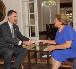 Su Alteza Real el Príncipe de Asturias durante su encuentro con la Presidenta Electa de la República de Chile, Michelle Bachelet, le hace entrega una 